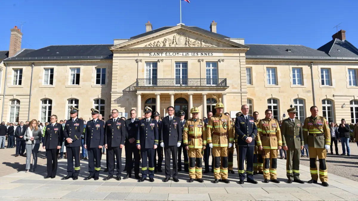 Official ceremony on the parvis of the Saint-Éloy-les-Mines Town Hall during the departmental congress of firefighters.